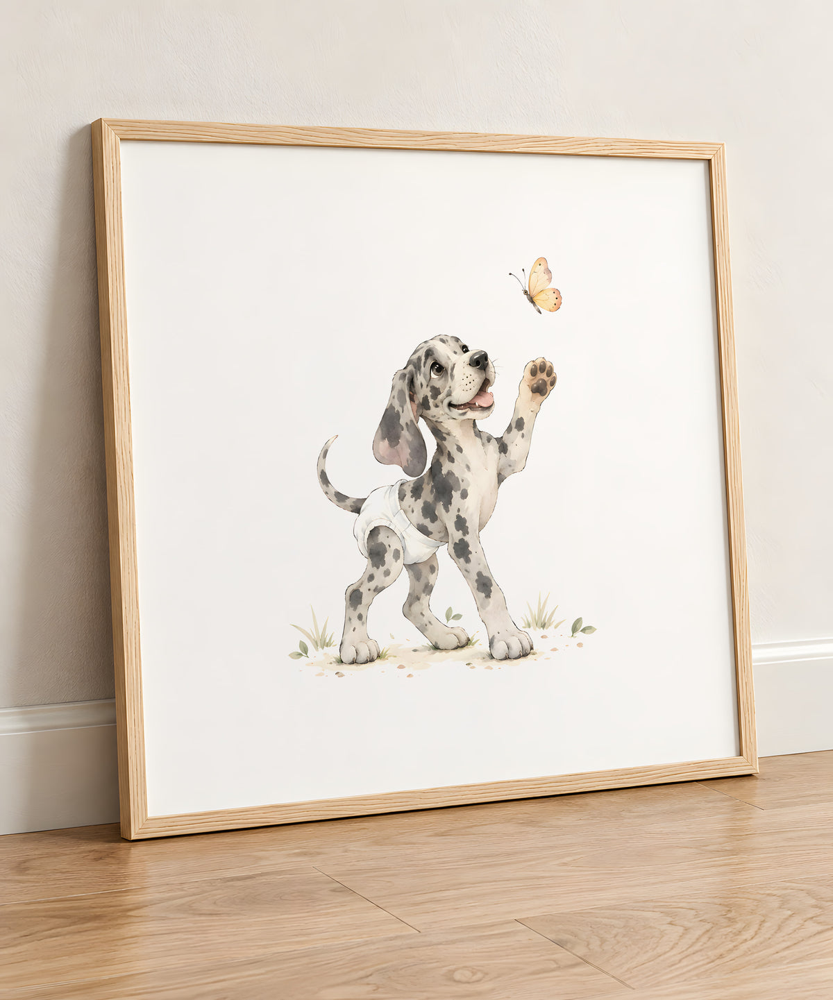 Bébé dogue allemand en couche blanche à la poursuite d’un papillon : cadre bois clair, 50 × 50 cm, en situation