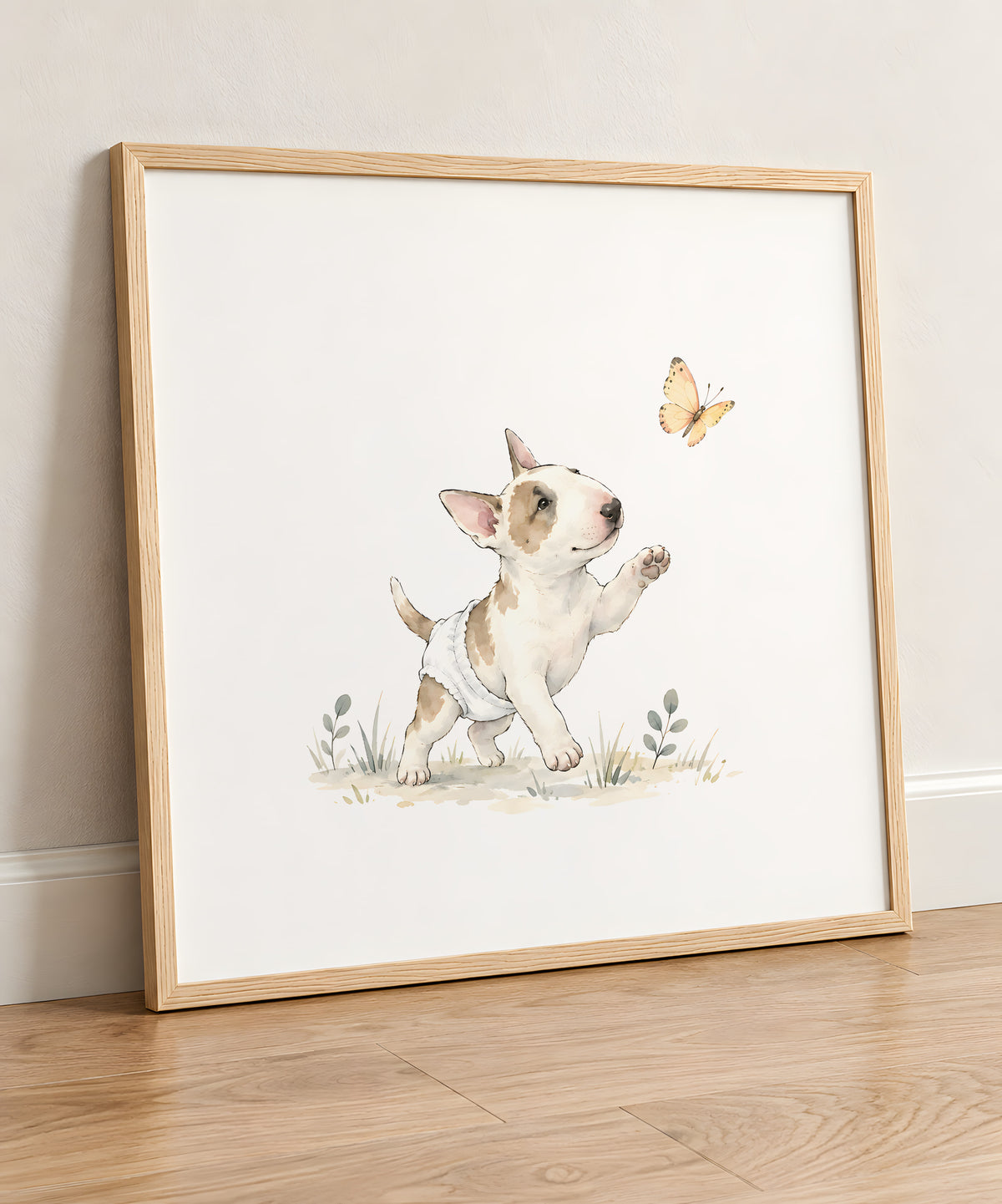 Bébé bull terrier en couche blanche essaie d’attraper un papillon : cadre bois clair, 50 × 50 cm, en situation