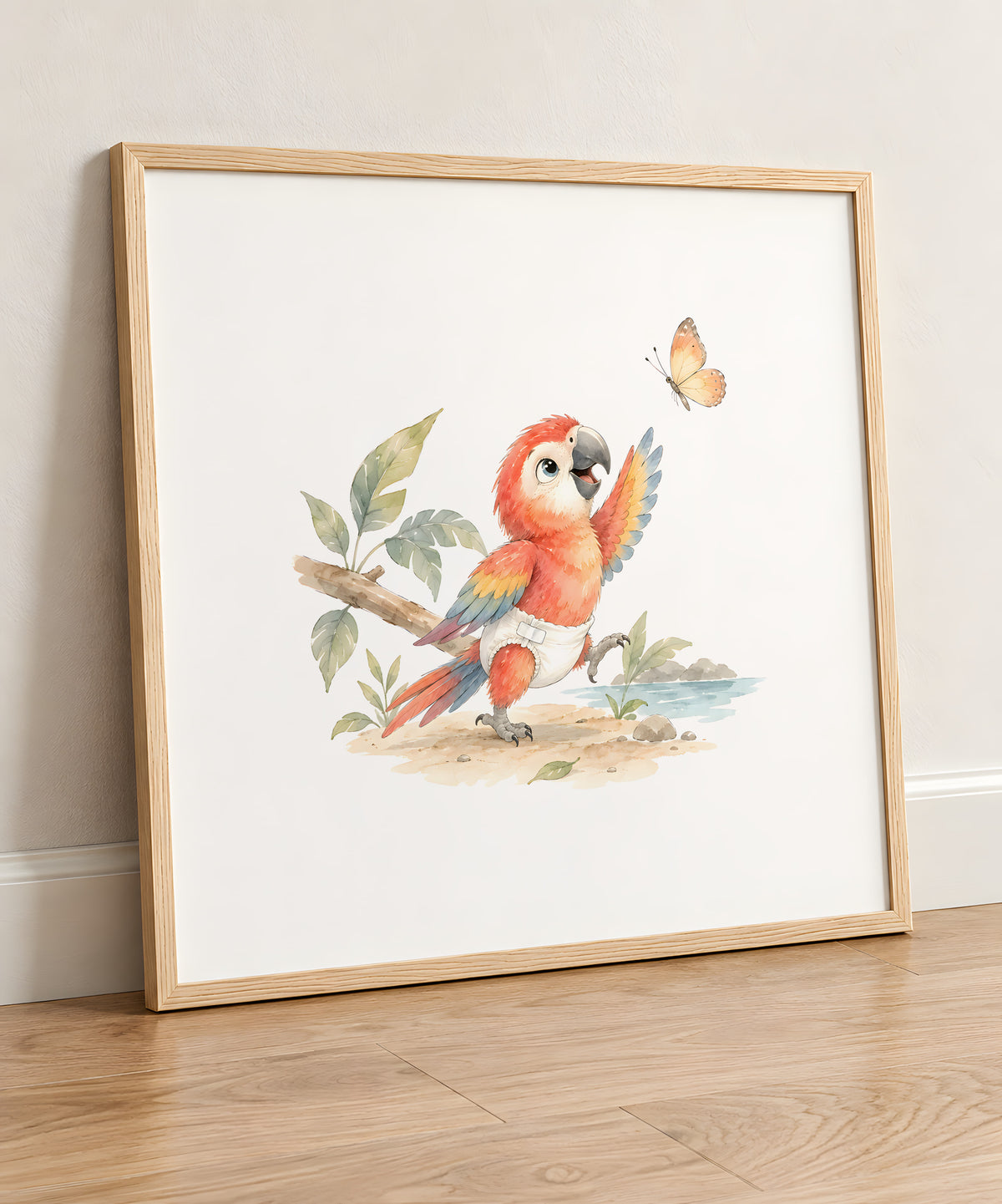 Bébé ara en couche blanche tente d’attraper un papillon : cadre bois clair, 50 × 50 cm, en situation