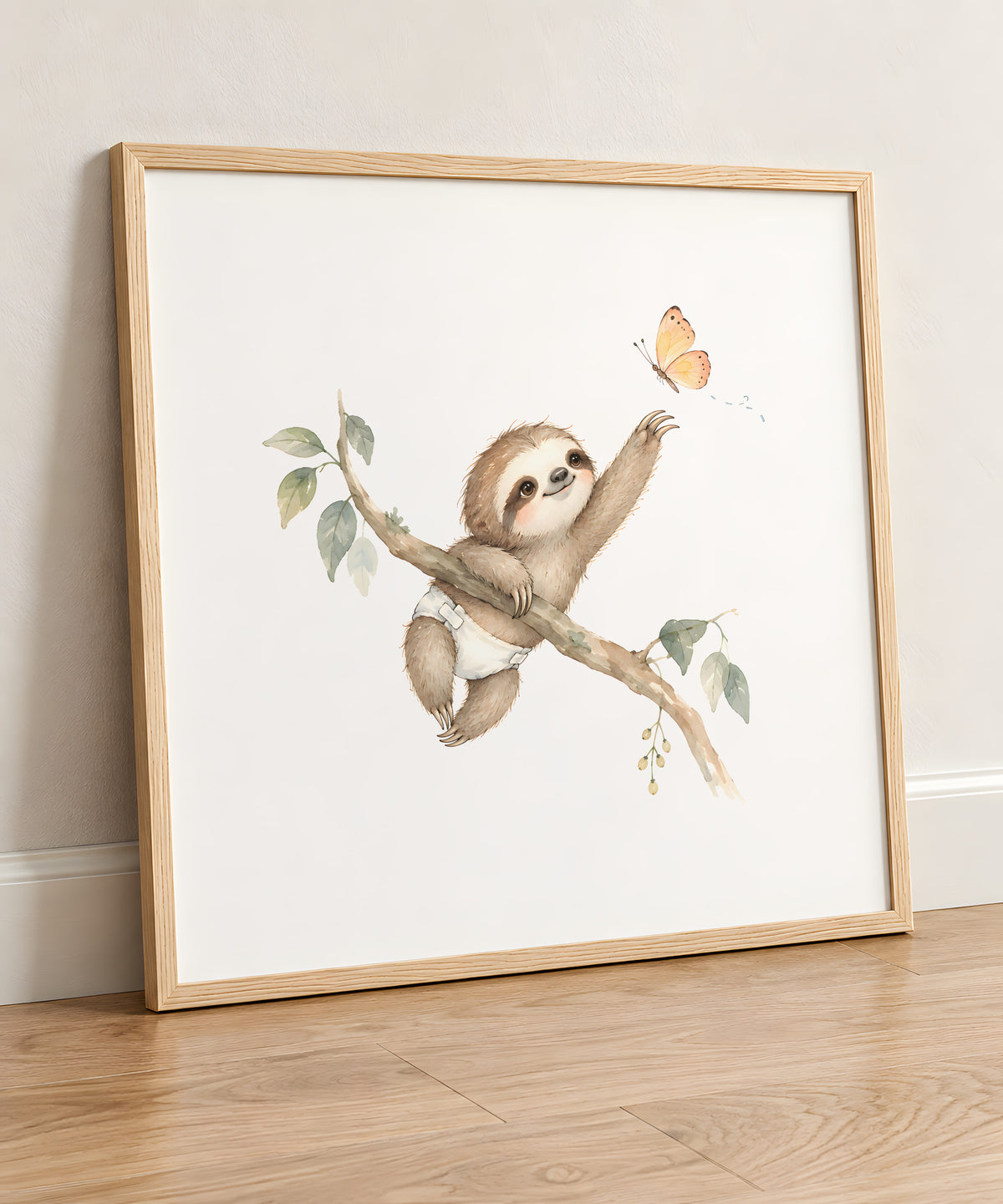 Bébé paresseux en couche blanche tend la patte vers un papillon : cadre bois clair, 50 × 50 cm, en situation