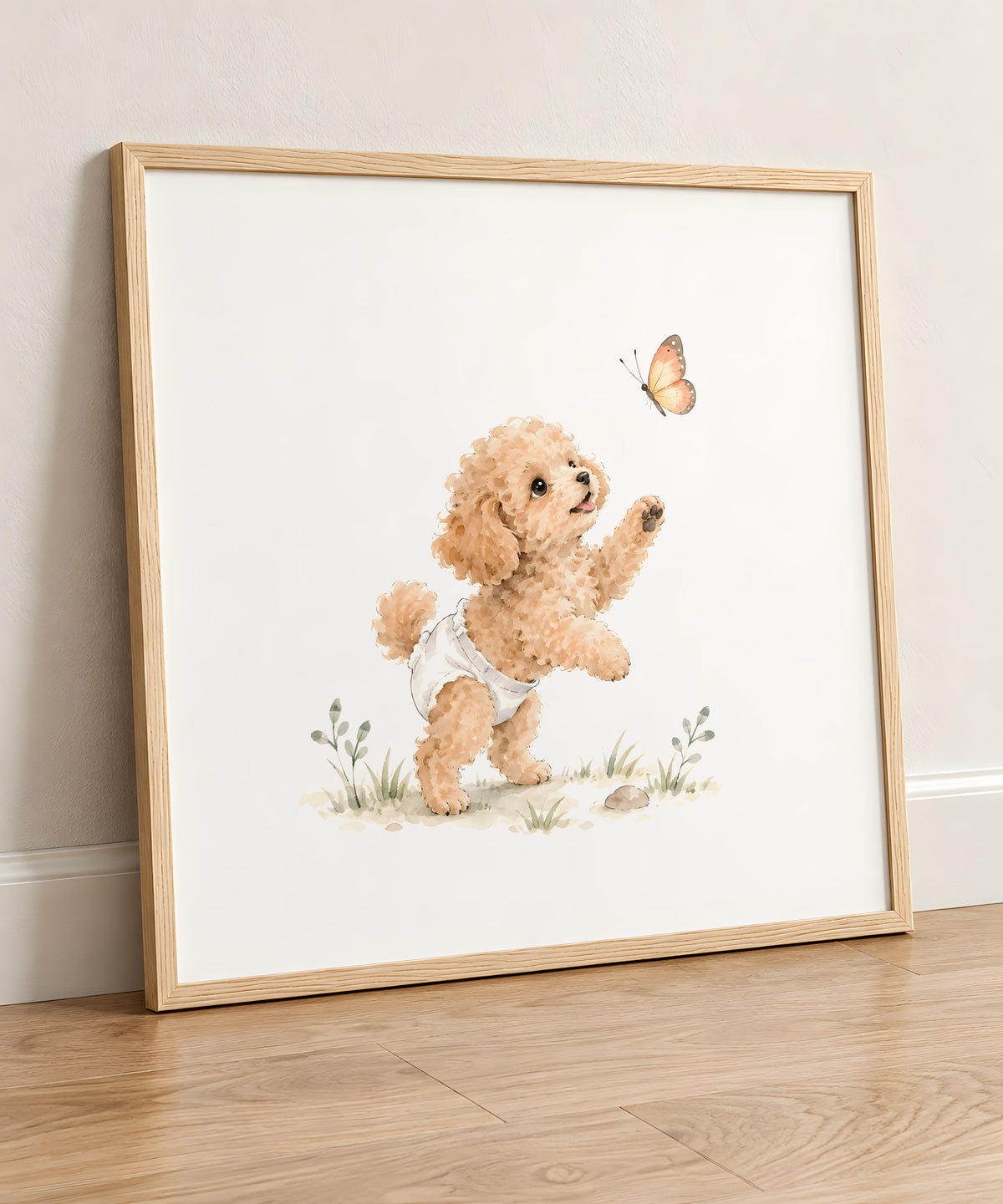 Petit caniche en couche blanche tente d’attraper un papillon : cadre bois clair, 50 × 50 cm, en situation