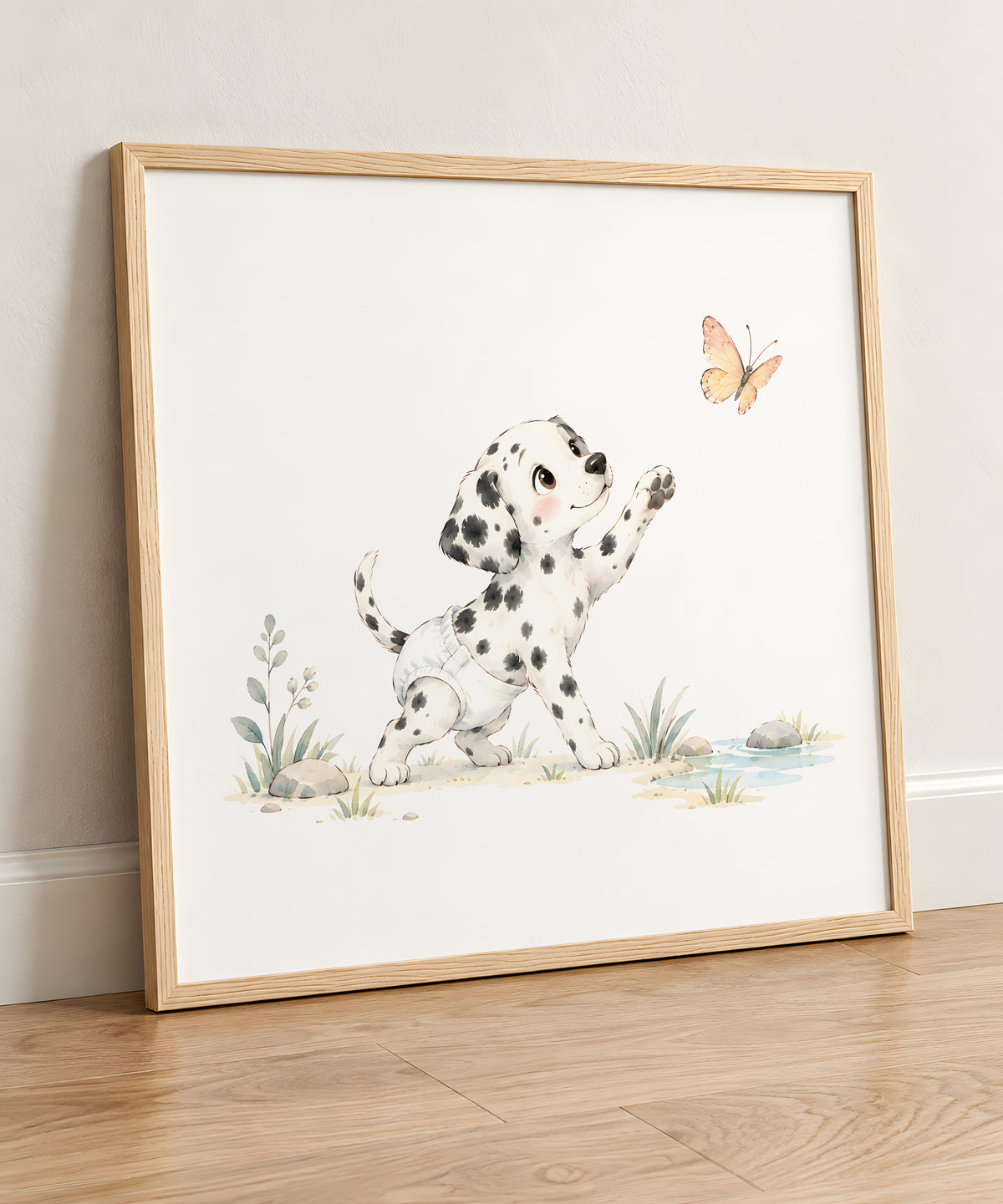 Bébé dalmatien en couche blanche tente d’attraper un papillon : cadre bois clair, 50 × 50 cm, en situation