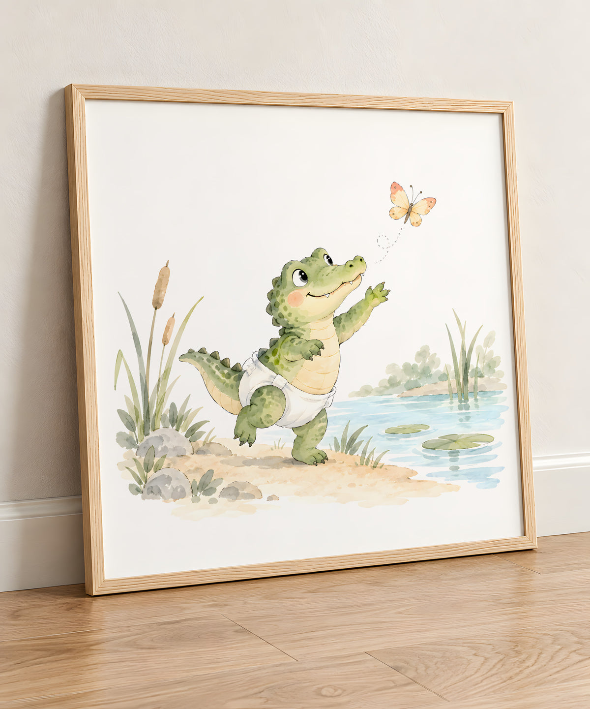 Bébé crocodile en couche blanche tend la patte vers un papillon : cadre bois clair, 50 × 50 cm, en situation