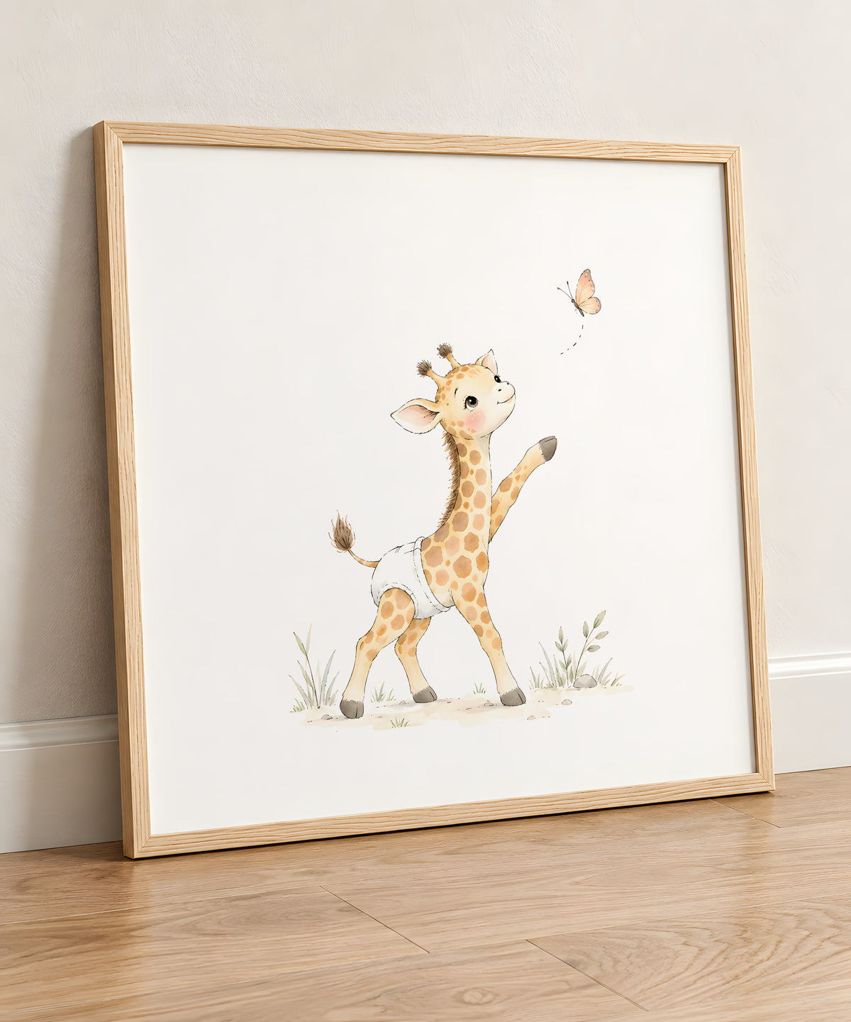 Bébé girafe en couche blanche à la poursuite d’un papillon : cadre bois clair, 50 × 50 cm, en situation
