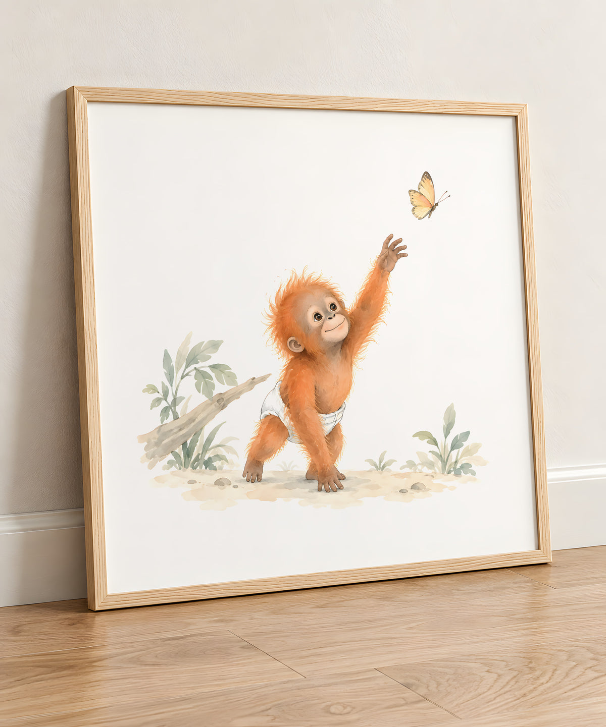 Bébé orang-outan en couche blanche tend la main vers un papillon : cadre bois clair, 50 × 50 cm, en situation