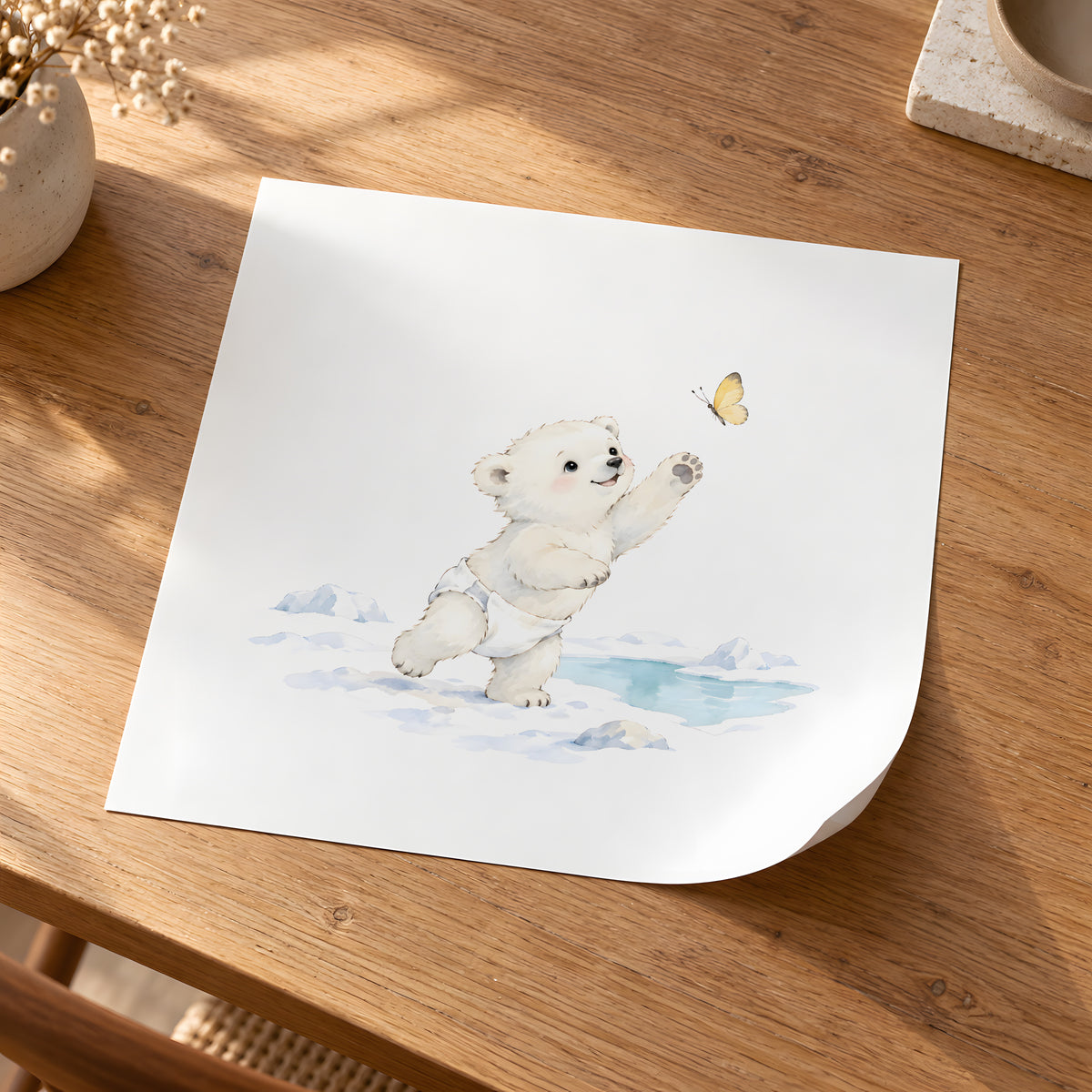Bébé ours polaire en couche blanche à la chasse au papillon : poster seul, 30 × 30 cm, en situation