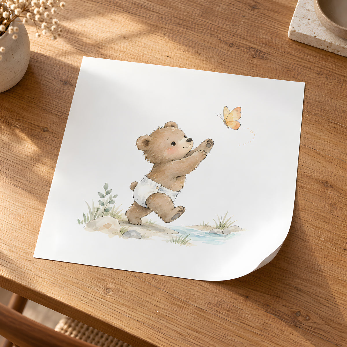 Ourson en couche blanche tendant la patte vers un papillon : poster seul, 30 × 30 cm, en situation