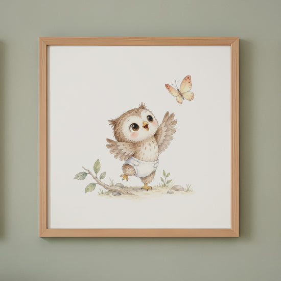 Bébé hibou en couche blanche essaie d’attraper un papillon