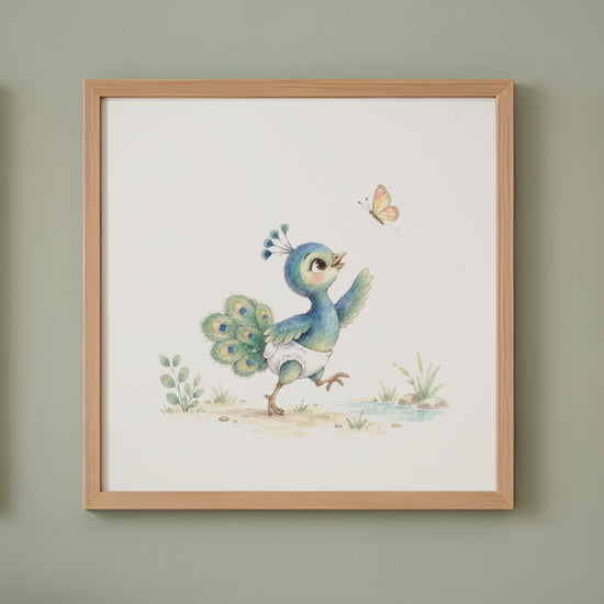 Bébé paon en couche blanche à la poursuite d’un papillon