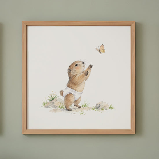 Bébé marmotte en couche blanche essaie de saisir un papillon
