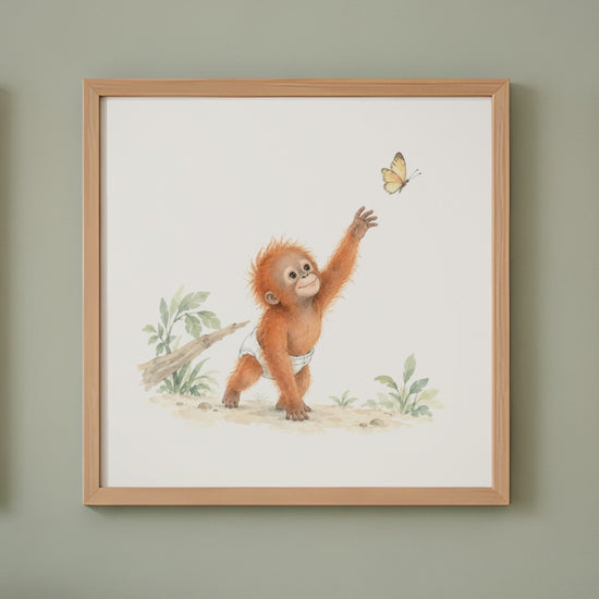 Bébé orang-outan en couche blanche tend la main vers un papillon
