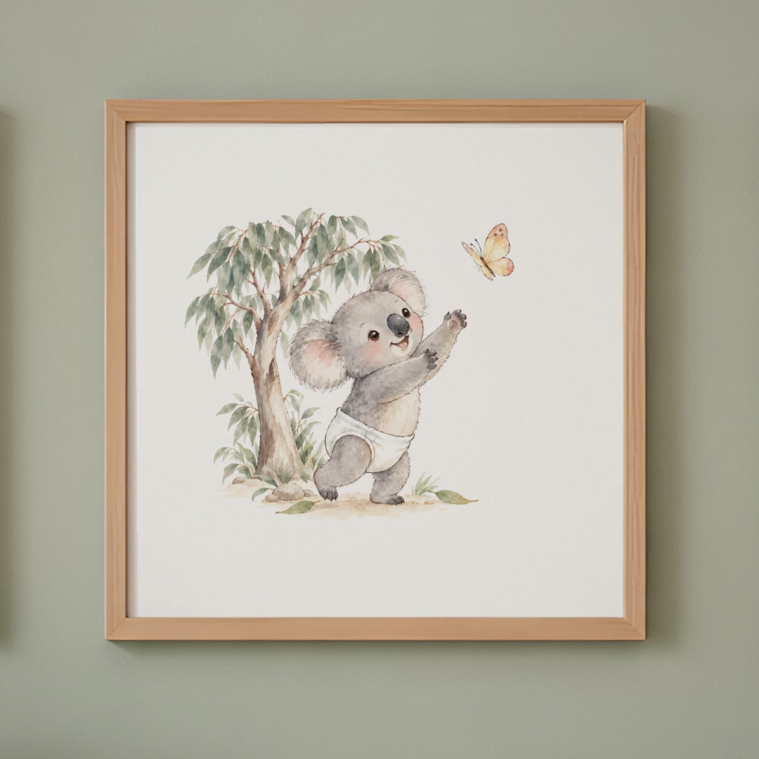 Bébé koala poursuit un papillon près des eucalyptus