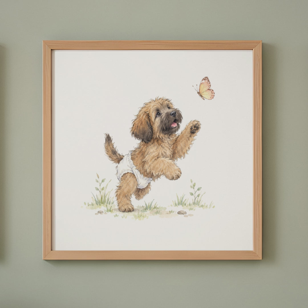 Petit briard en couche blanche cherche à attraper un papillon