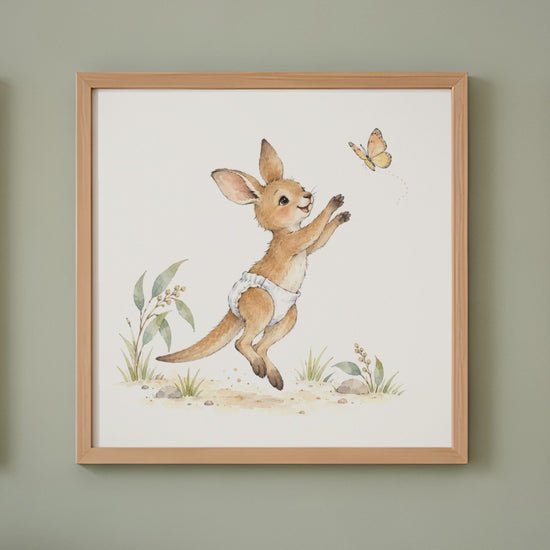 Bébé kangourou en couche blanche suit un papillon entre les herbes