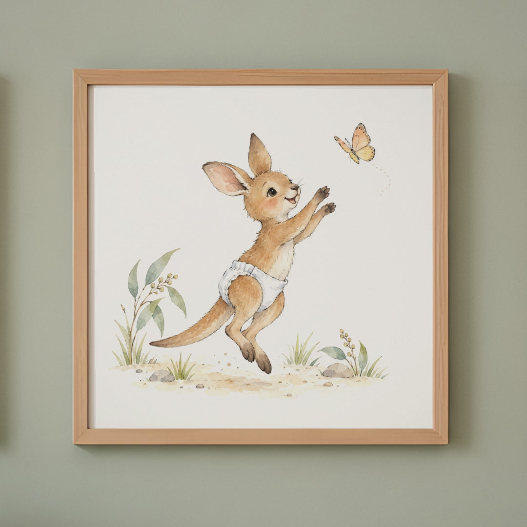Bébé kangourou en couche blanche suit un papillon entre les herbes