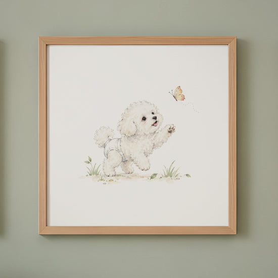 Bébé bichon frisé en couche blanche essaie d’attraper un papillon
