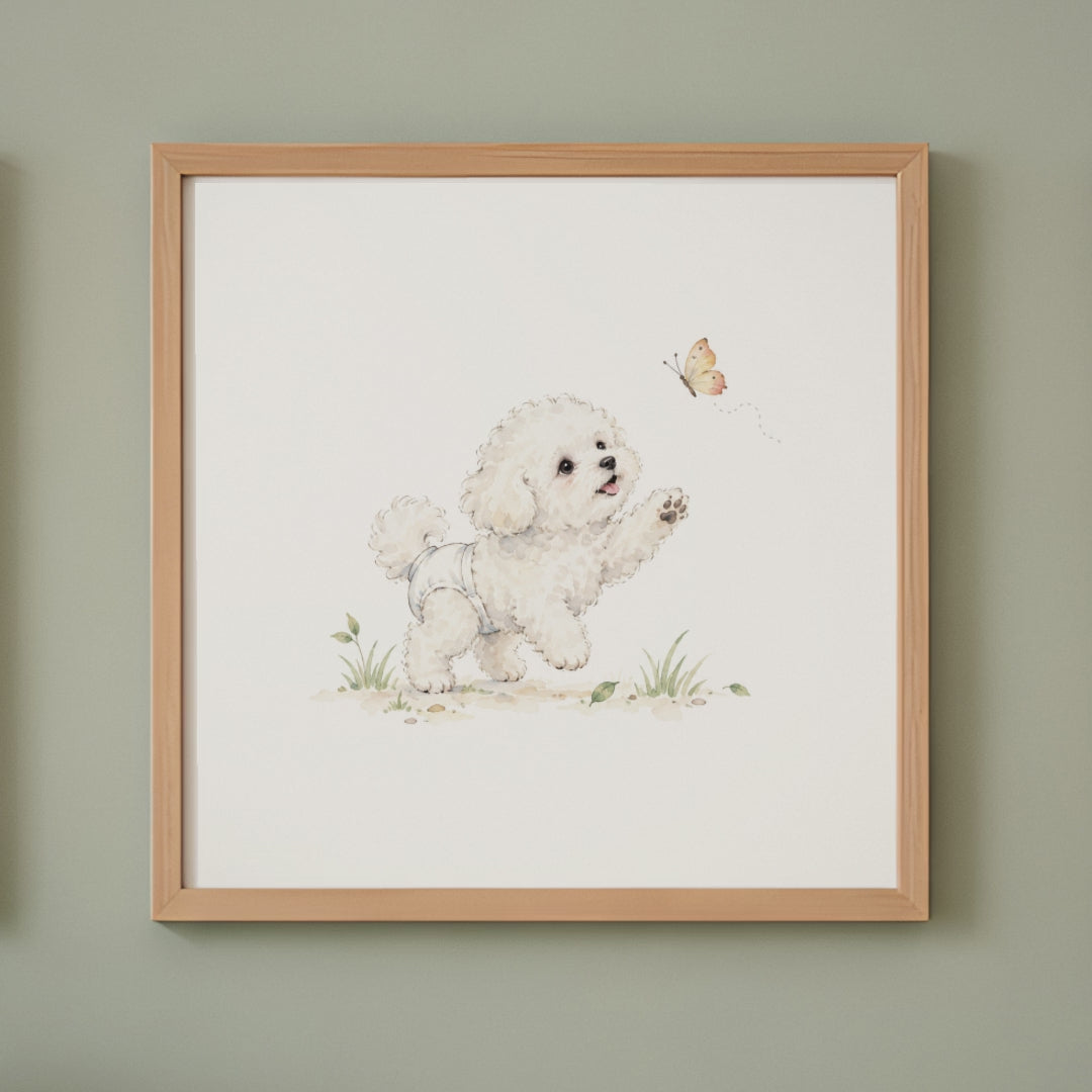 Bébé bichon frisé en couche blanche essaie d’attraper un papillon