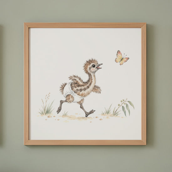 Bébé émeu en couche suit un papillon parmi les herbes