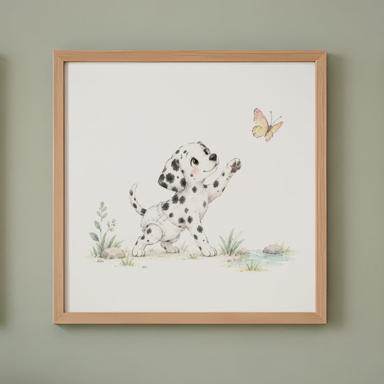 Bébé dalmatien en couche blanche tente d’attraper un papillon