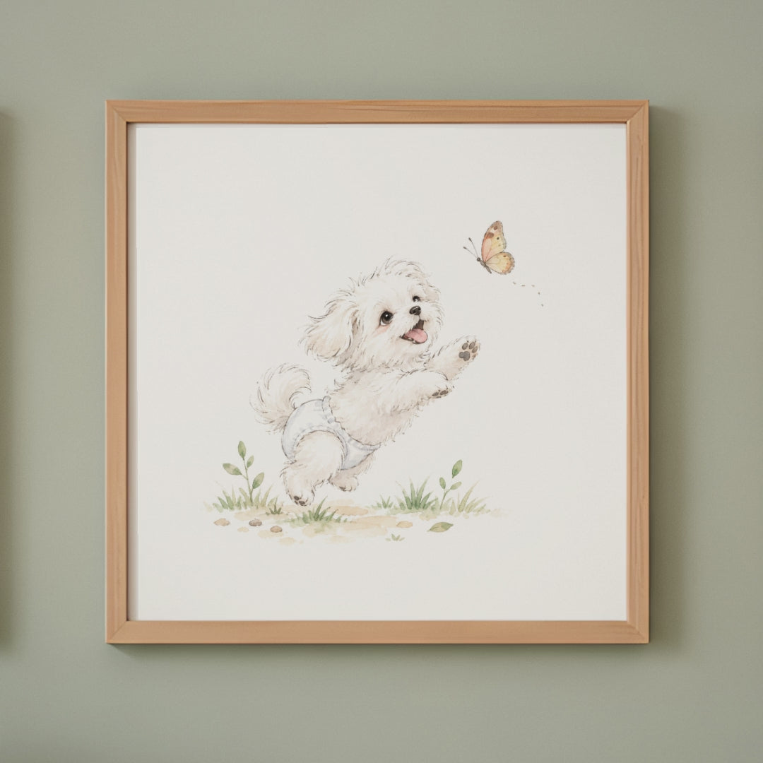 Bébé bichon maltais en couche blanche tend les pattes vers un papillon