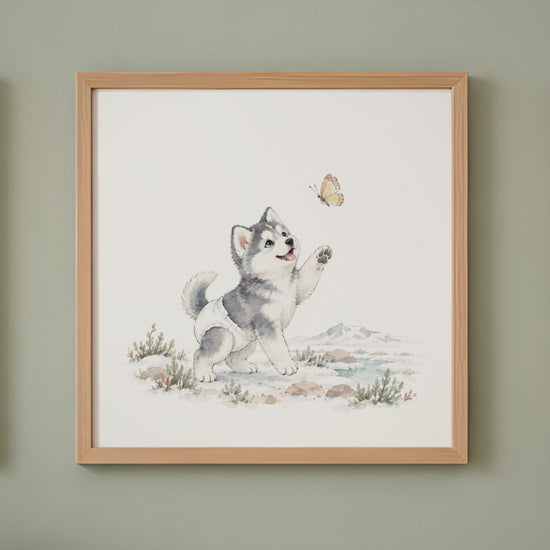 Petit husky de Sibérie en couche blanche à la poursuite d’un papillon