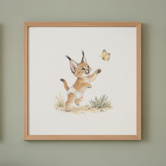 Bébé caracal en couche blanche essaie de saisir un papillon