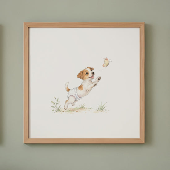 Petit jack russell en couche blanche à la poursuite d’un papillon