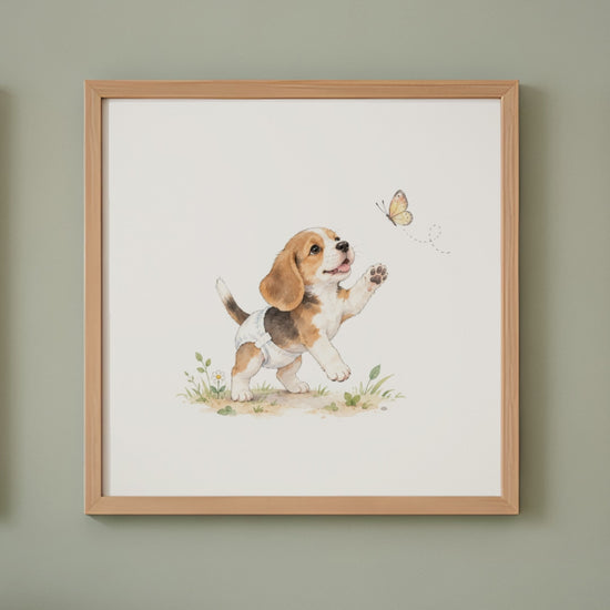 Bébé beagle en couche blanche tend les pattes vers un papillon