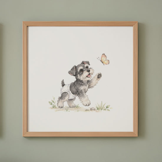 Chiot schnauzer nain en couche blanche à la poursuite d’un papillon