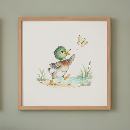 Bébé canard tend les ailes vers un papillon au bord de l’eau