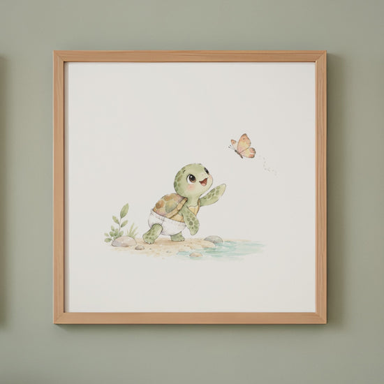Bébé tortue tend les pattes vers un papillon au bord de l’eau