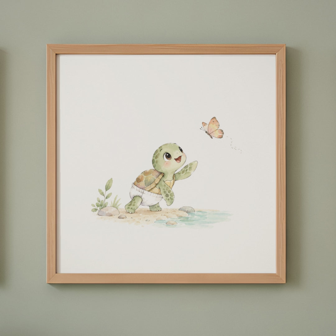 Bébé tortue tend les pattes vers un papillon au bord de l’eau