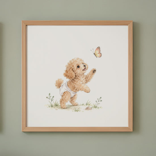 Petit caniche en couche blanche tente d’attraper un papillon