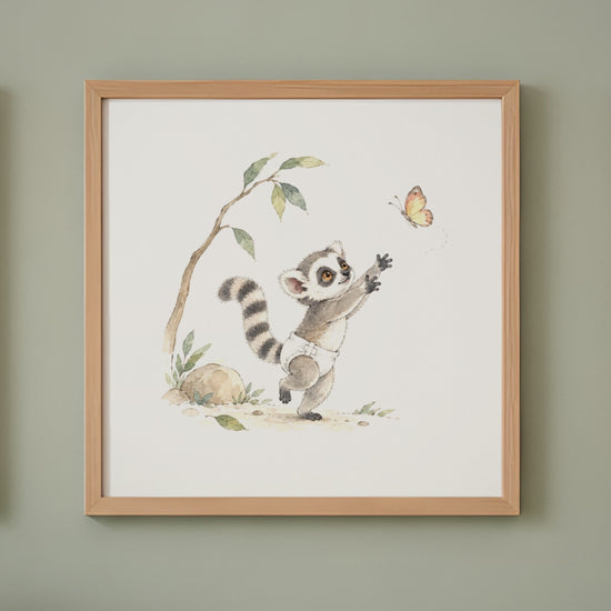 Bébé lémurien en couche blanche cherche à attraper un papillon