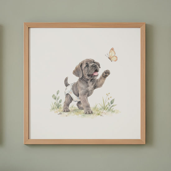 Bébé cane corso en couche blanche essaie d’attraper un papillon