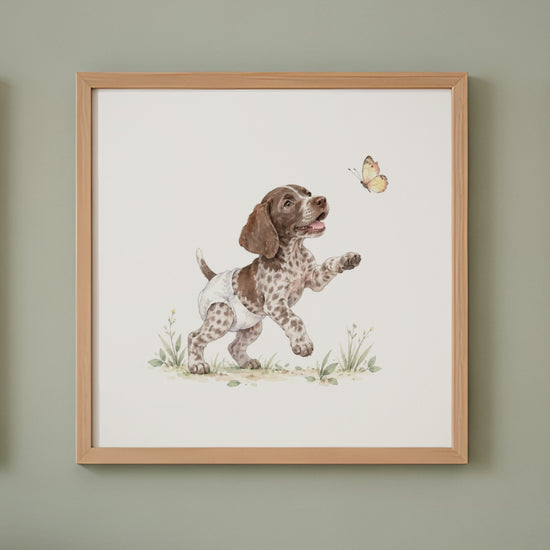 Chiot braque allemand en couche blanche à la chasse au papillon