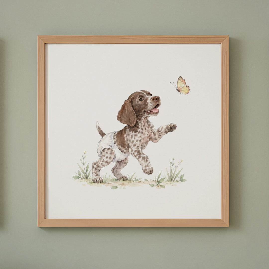 Chiot braque allemand en couche blanche à la chasse au papillon