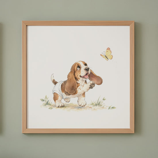Bébé basset aux longues oreilles à la poursuite d’un papillon