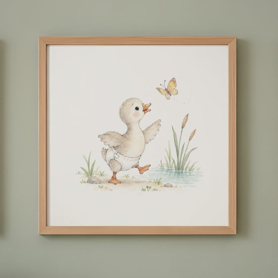 Petit oison en couche blanche tente d’attraper un papillon
