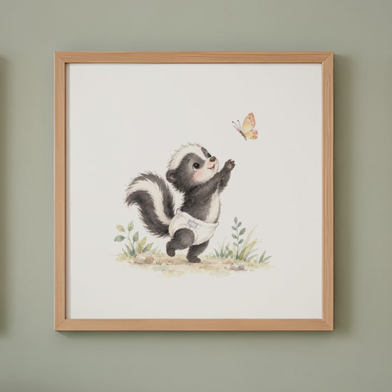 Bébé mouffette en couche blanche tend les pattes vers un papillon