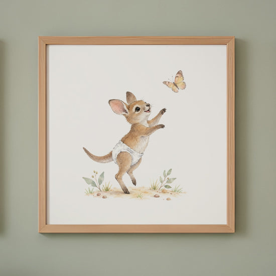 Bébé wallaby en couche blanche tend les pattes vers un papillon