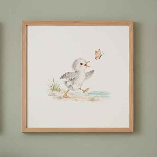 Bébé mouette en couche blanche à la poursuite d’un papillon