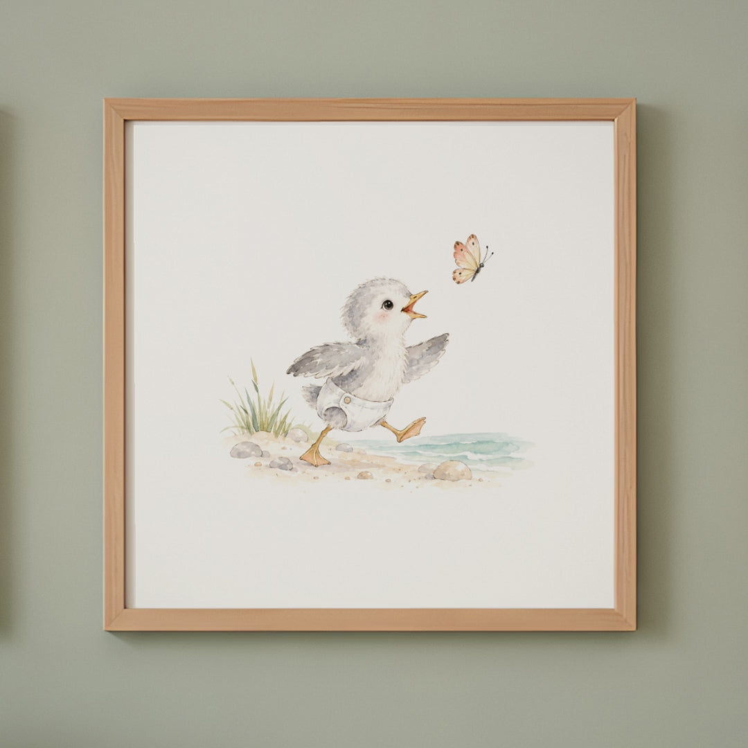 Bébé mouette en couche blanche à la poursuite d’un papillon
