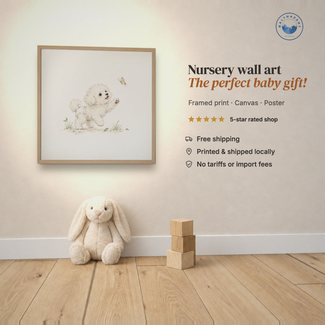 Bébé bichon frisé en couche blanche essaie d’attraper un papillon
