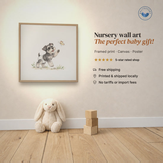 Chiot schnauzer nain en couche blanche à la poursuite d’un papillon